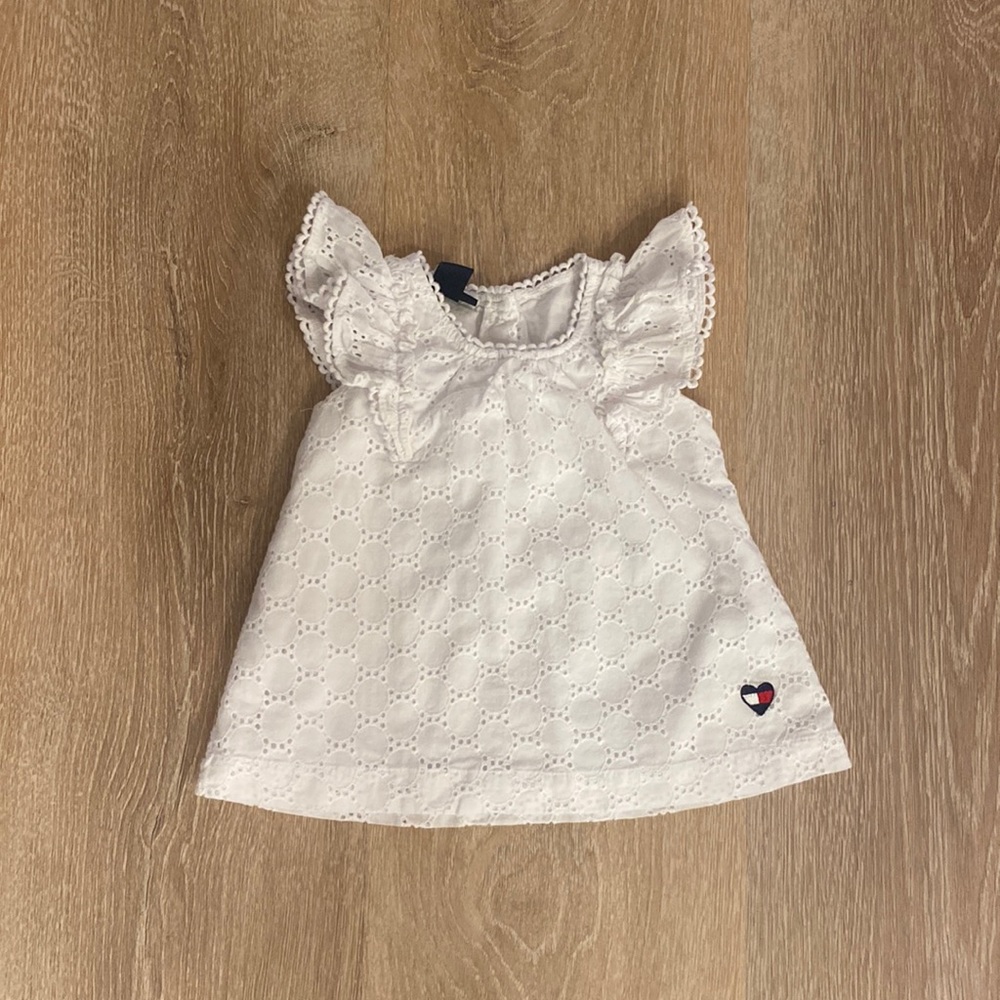 White Tommy Hilfiger blouse size 12M. Very good condition.